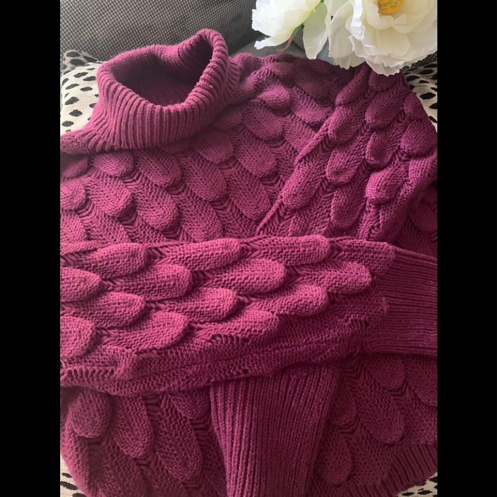 EXCELLENT CONDITION Scalloped Knit Sweater - Large